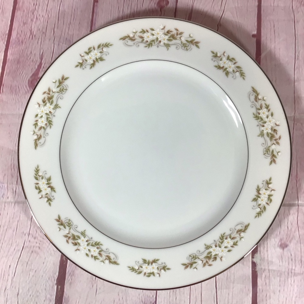 Vintage International Silver Company 326 Springtime Dinner Plates - Set of 2 - Picture 7 of 9